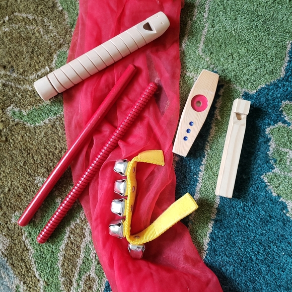 Music Together books and CDs with instruments - Picture 9 of 10